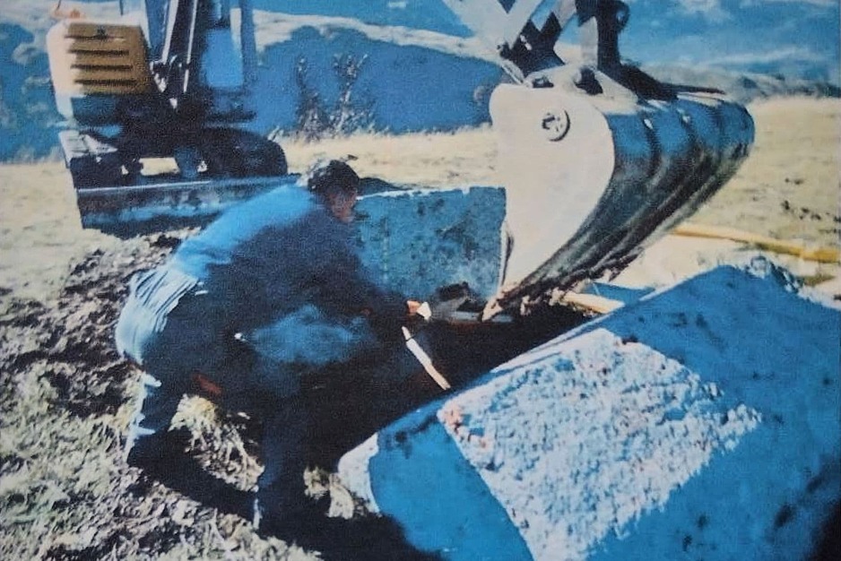 Radnici pomažu u podizanju stećaka (Foto: Pobjeda)