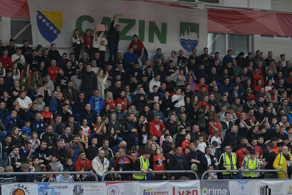 Tribine u Cazinu bile krcate (Foto: MNK Bubamara Cazin)