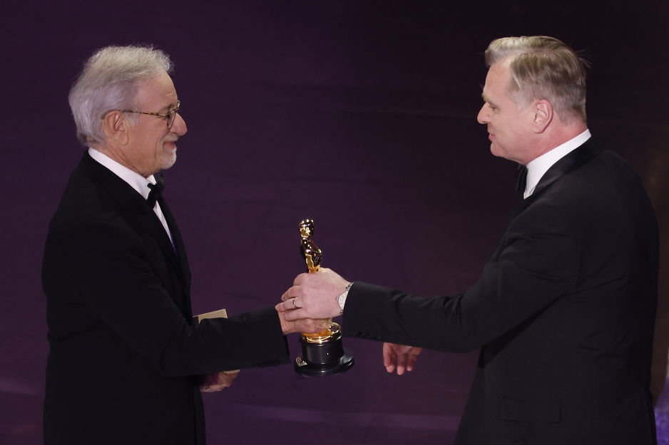 Steven Spielberg uručio je Christopheru Nolanu Oscara za najbolju režiju