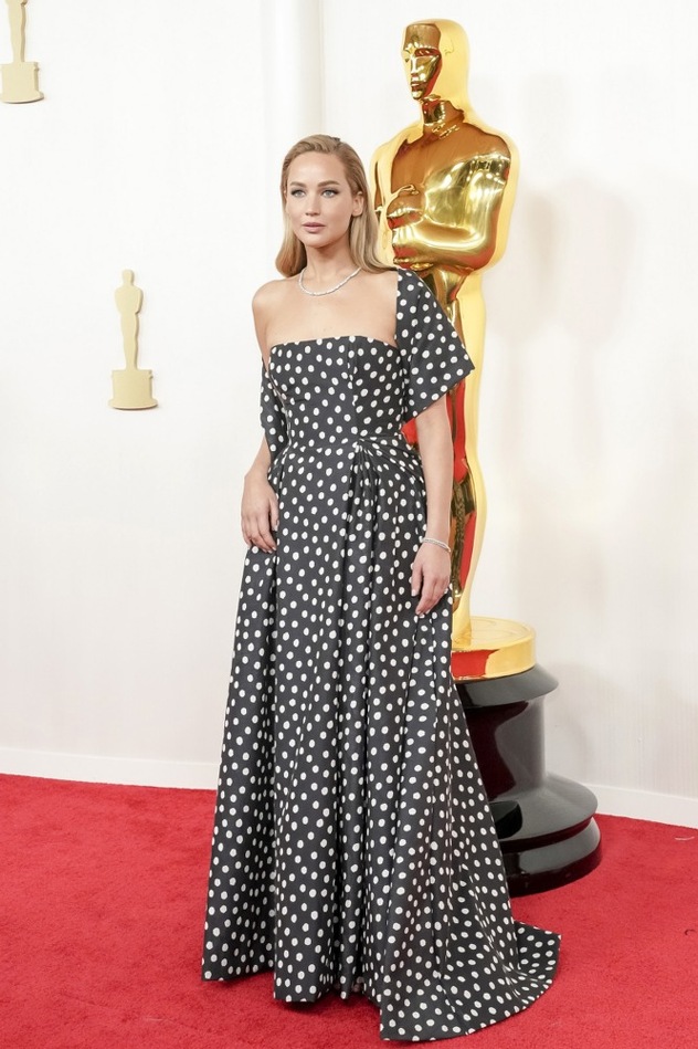 Jennifer Lawrence oduševila je elegantnom haljinom na tufnice (Foto: EPA-EFE)
