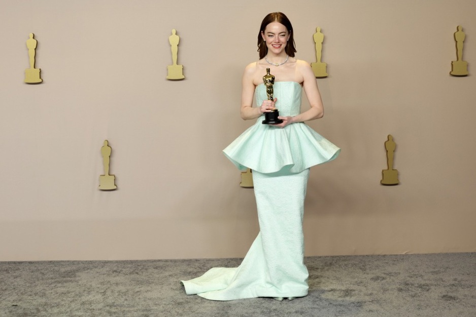 Emma Stone nosila je boju koju rijetko viđamo na dodjelama (Foto: EPA-EFE)