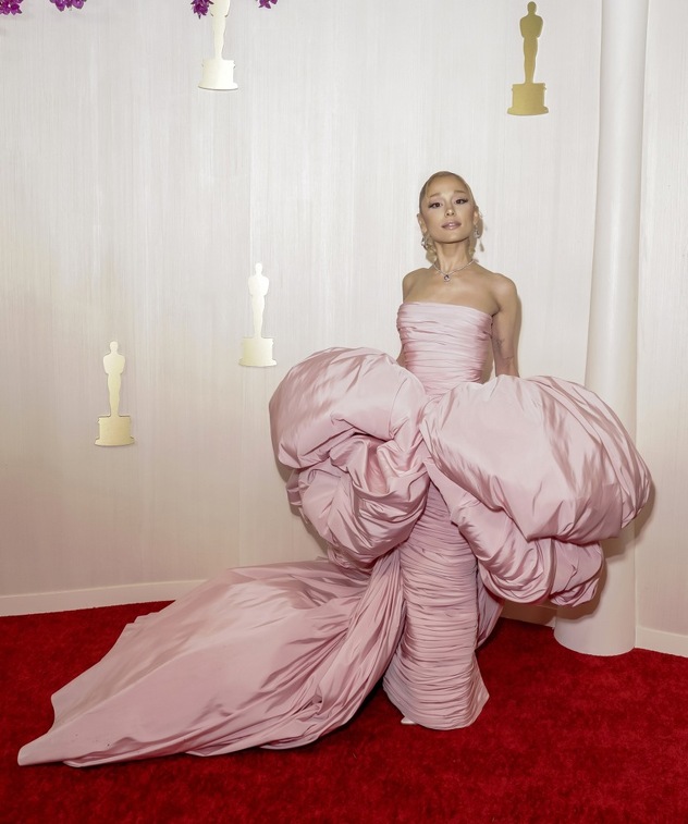 Ariana Grande birala je haljinu u