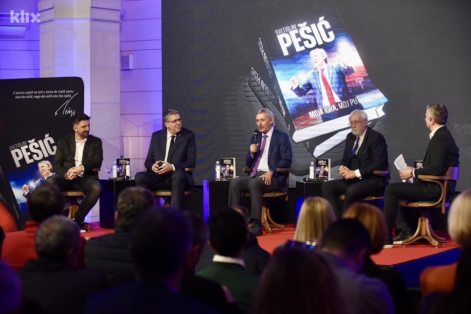 Kamenjašević, krajnje lijevo na promociji Pešićeve knjige (Foto: T. S./Klix.ba)