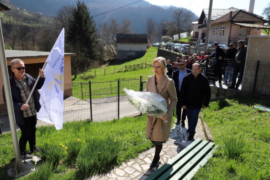 Cvijeće je danas položila Amra Vučković, pomoćnica načelnika za boračka pitanja