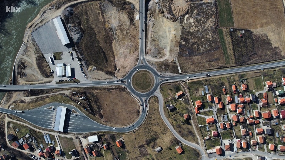 Poslovna zona Zenica-jug s gornje strane kružnog toka (Foto: E. M./Klix.ba)