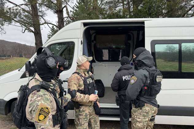 Odvoženje osumnjičenih u policiju (Foto: Klix.ba)