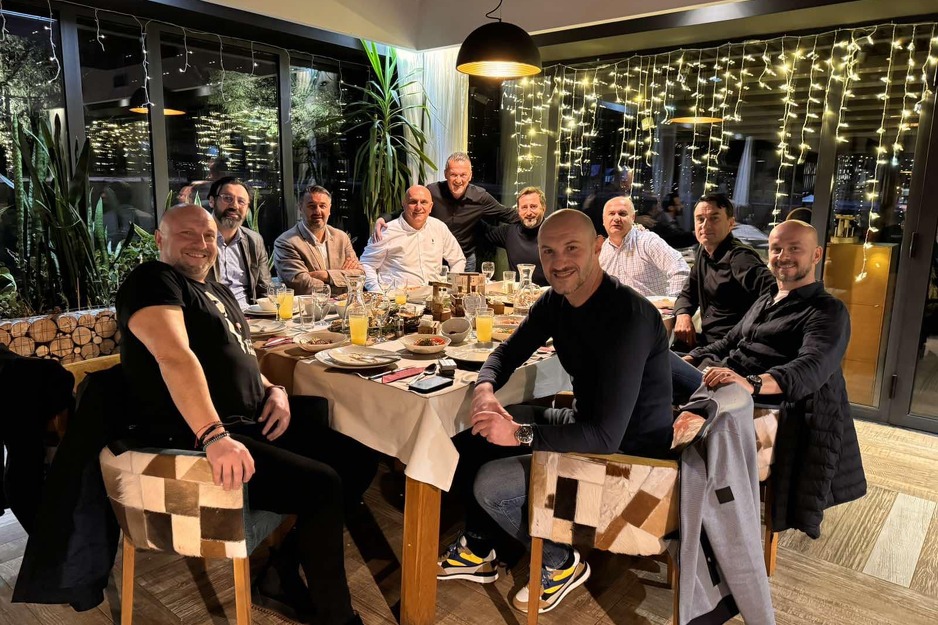 S lijeva na desno: Nedžad Fazlagić, Aldin Čenan, Muamer Dalipagić, Elmir Behlulović, Senad Repuh, Emir Granov, Nermin Gogalić, Dženan Hošić, Amar Ferhatović i Alen Avdić (Foto: Facebook)