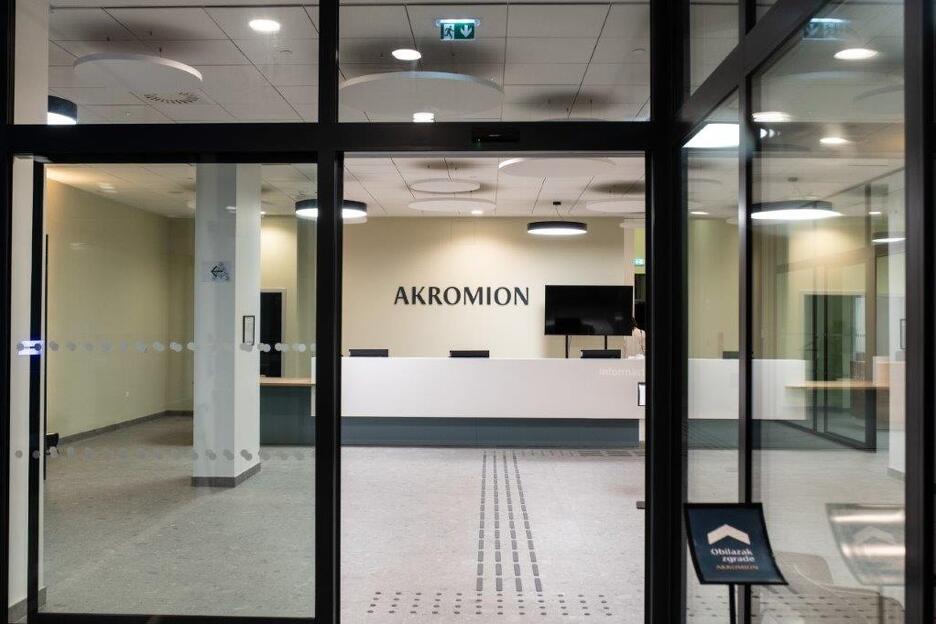 Akros na grčkom znači