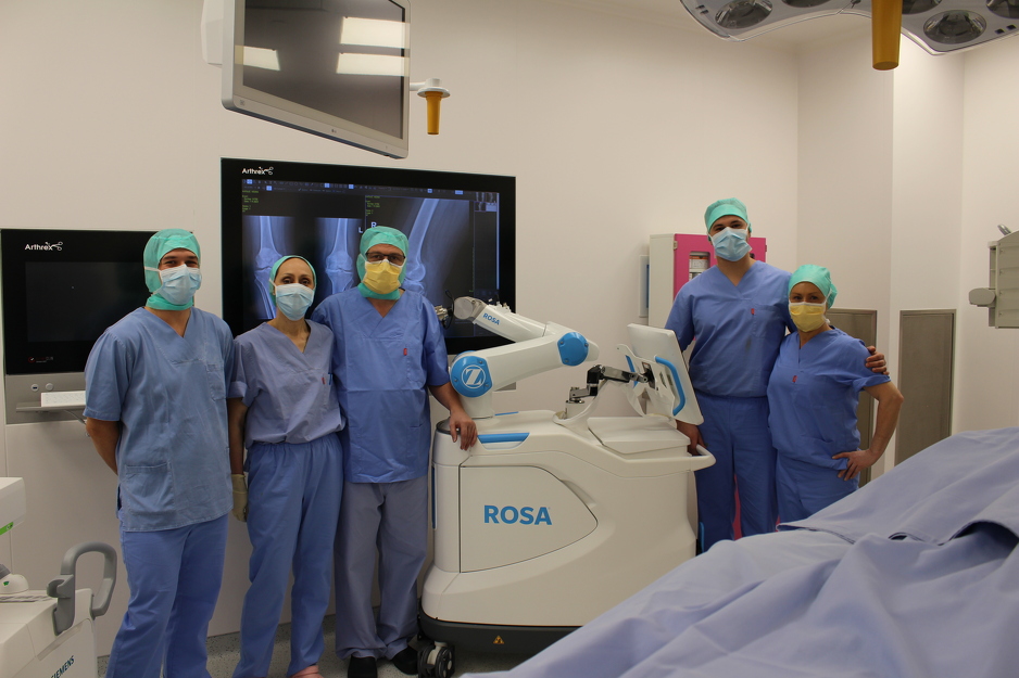 Robot ROSA Knee System je asistent hirurzima na operaciji