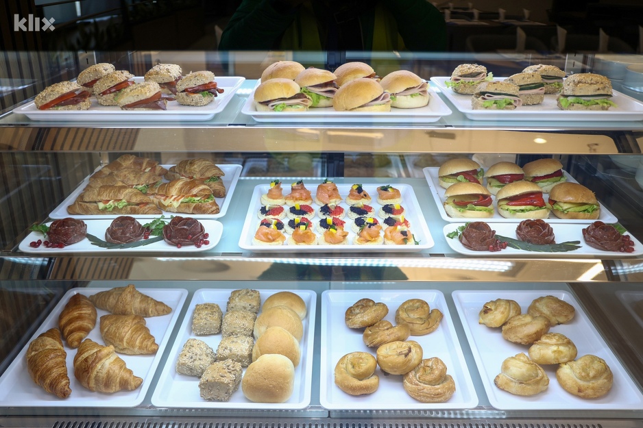 U salonu će vas dočekati i bogata gastro ponuda pred vaš let (Foto: I. L./Klix.ba)
