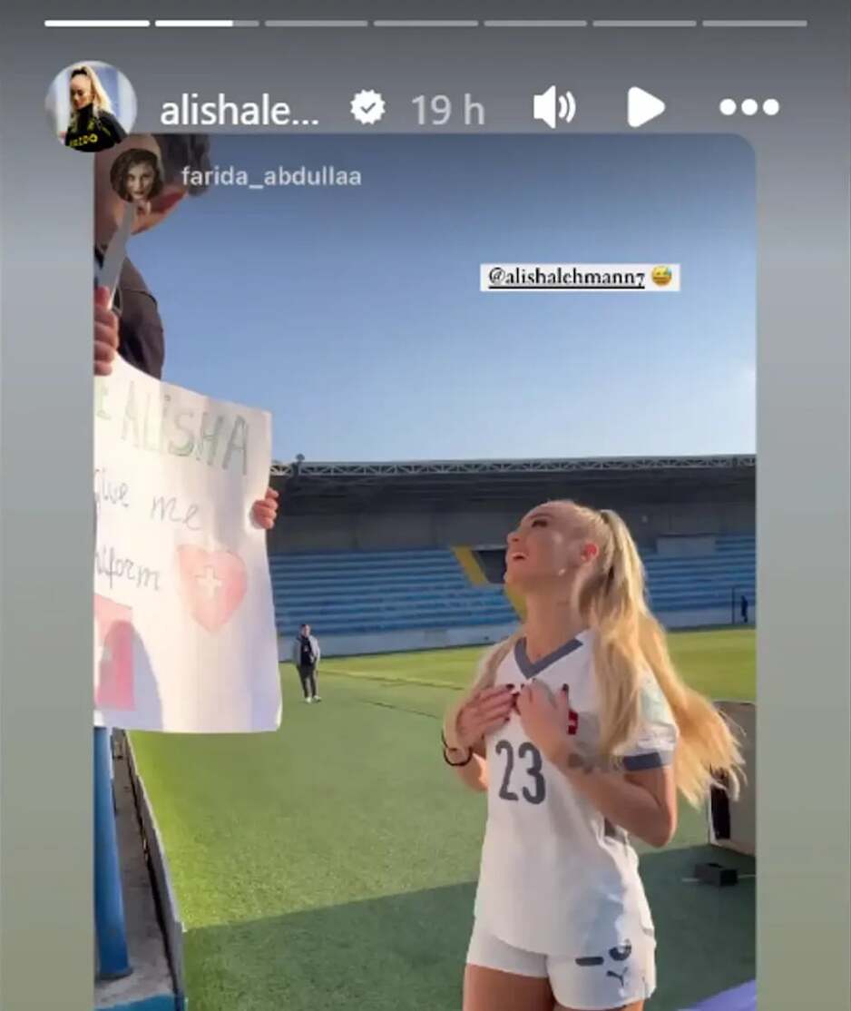 Nije mogla ispuniti zahtjev navijača (Foto: Instagram)