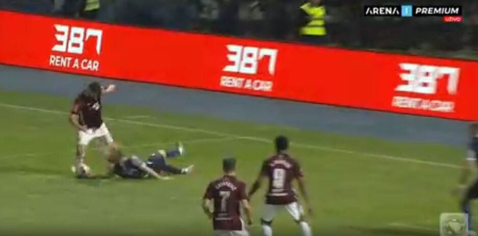 Diskutabilna situacija u šesnaestercu Željezničara (Foto: Screenshot)