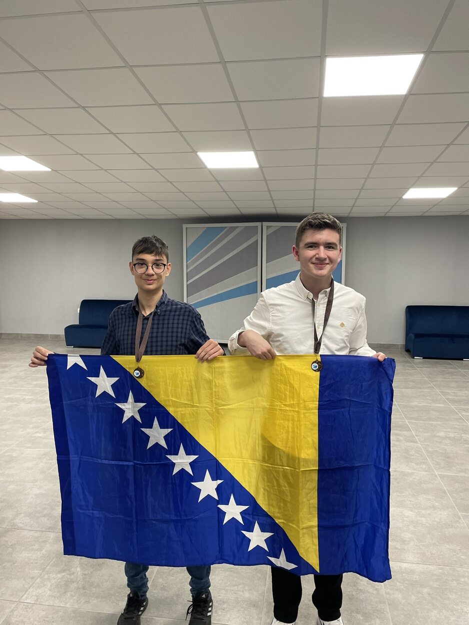 Osvajači bronze Mirza Bušatlić i Benjamin Mujkić (Foto: Druga gimnazija Sarajevo)