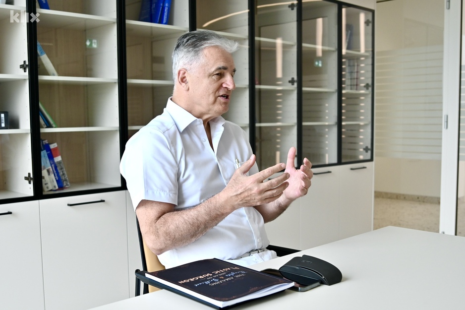 Prof. Ninković nesebično dijeli znanje i uradio je mnoge besplatne operacije (Foto: V. D./Klix.ba)