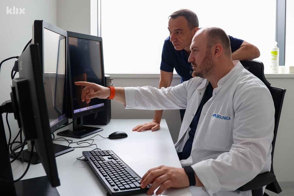 Doc.dr.sc. Aleksandar Vujadinović, voditelj odjela ortopedije u ASA Bolnici i dr.med. Gušo imaju svakodnevnu saradnju (Foto: I. L./Klix.ba)
