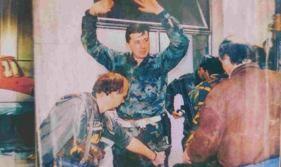 Pukovnik Milan Šuput predaje se sarajevskim braniocima