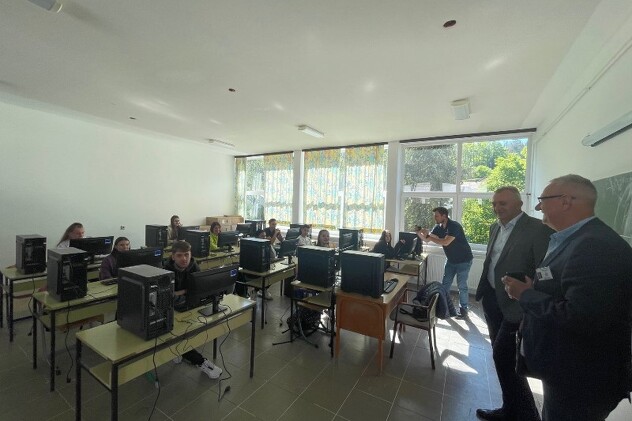 Uručivanju donacije prisustvovali i predstavnici općinske vlasti (Foto: Općina Kladanj)
