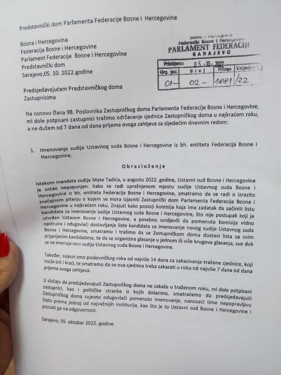 Dokument kojeg su potpisali članovi kluba DF, SDP i Naše stranke, 2022. godine