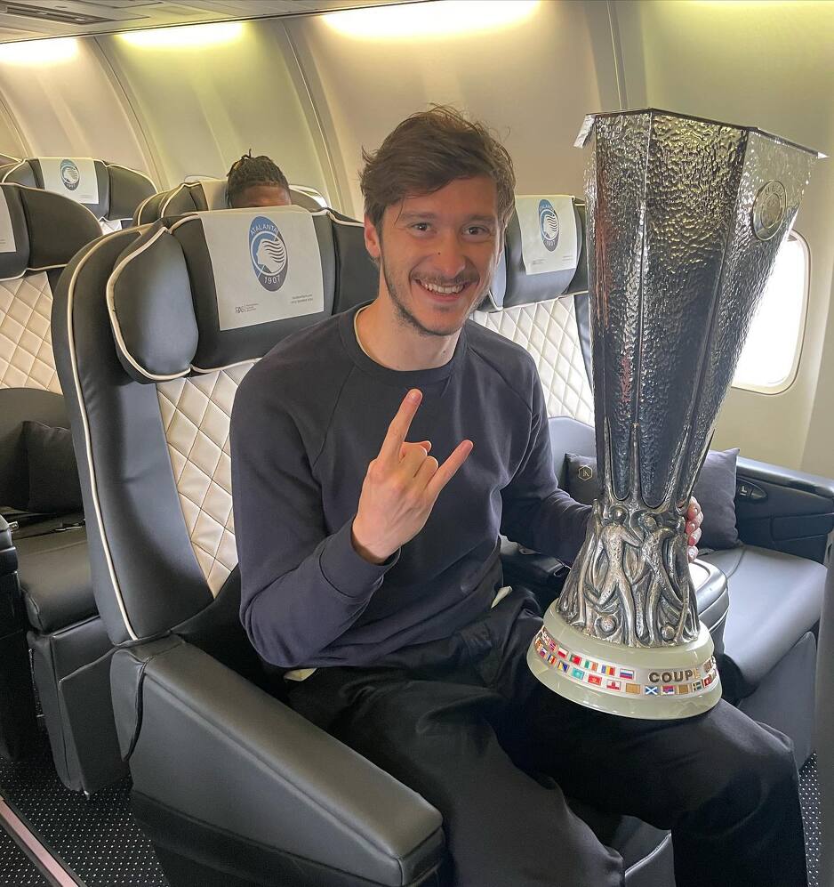 Aleksej Mirančuk s trofejom Evropske lige u avionu (Foto: Instagram)