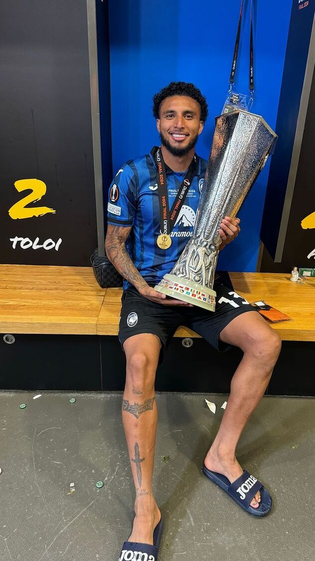 Ederson pozirao s peharom u svlačionici (Foto: Instagram)