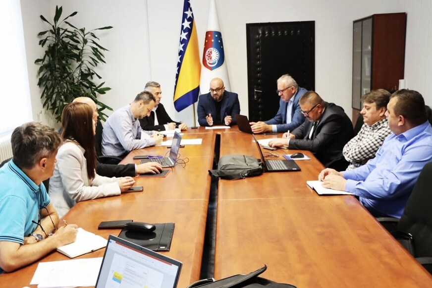 Sastanak nadležnih o razvoju javnog prijevoza u KS (Foto: Vlada KS)