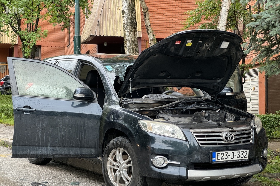 Automobil koji se zapalio na Breki (Foto: I. L./Klix.ba)