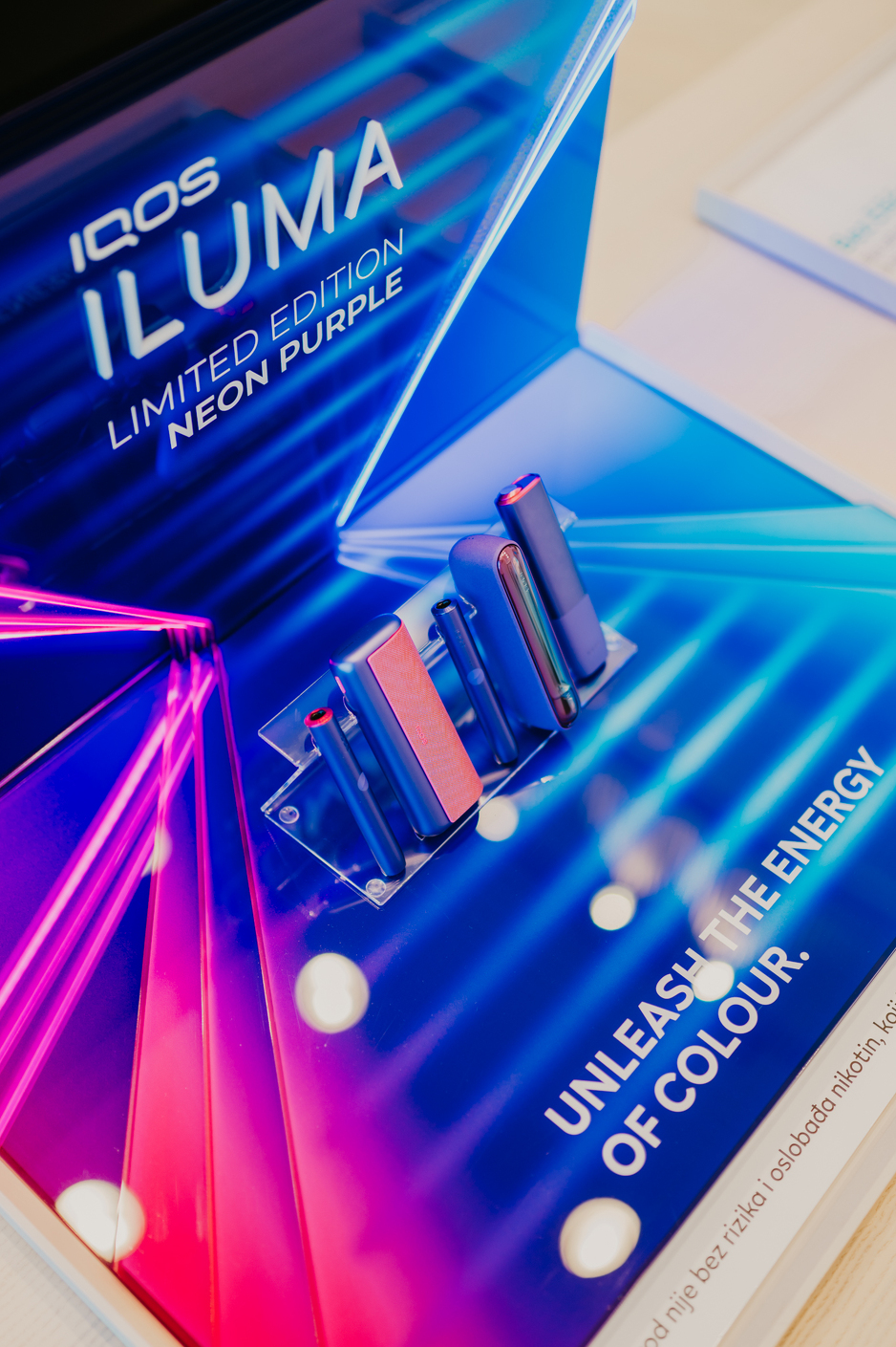 IQOS u saradnji sa Revolt Clothingom predstavio limitirano izdanje uređaja ILUMA Neon Purple