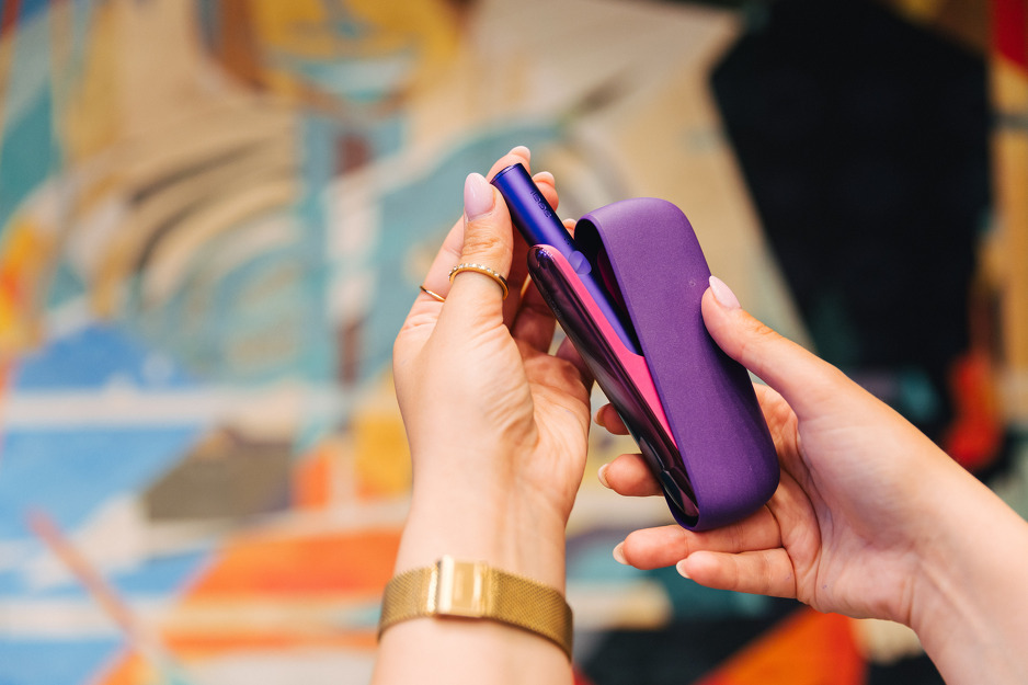 IQOS u saradnji sa Revolt Clothingom predstavio limitirano izdanje uređaja ILUMA Neon Purple