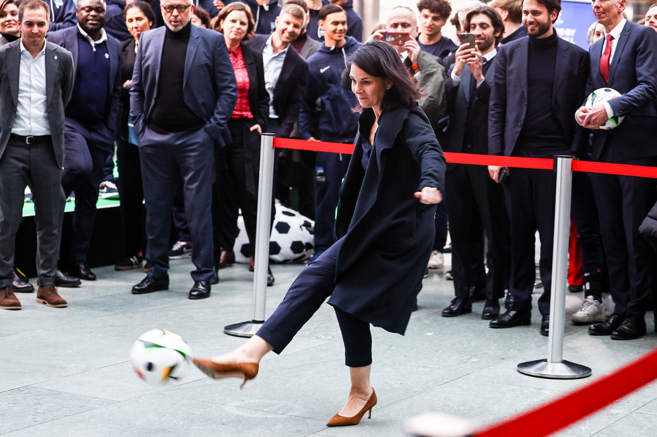 Njemačka ministrica vanjskih poslova Annalena Baerbock isprobava službenu loptu (Foto: EPA-EFE)