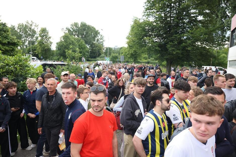 Pristigao i veliki broj navijača Fenerbahčea (Foto: Espreso.rs)