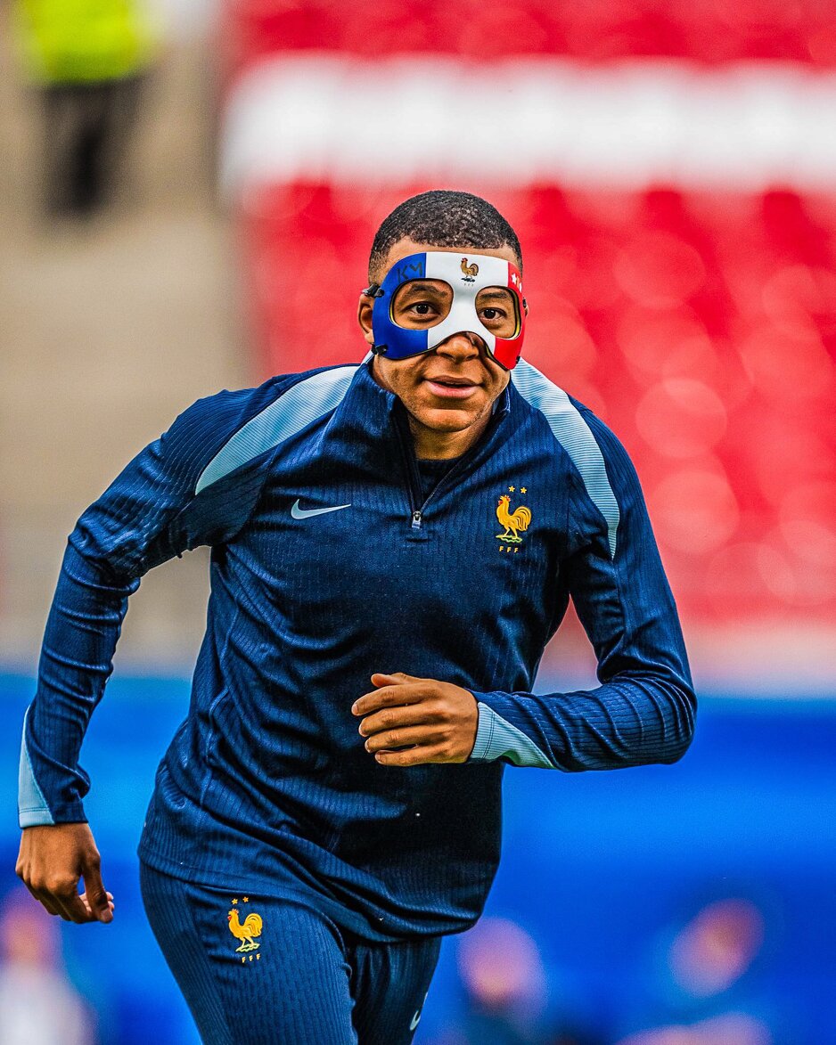 Mbappe će nositi masku u bojama Francuske (Foto: Twitter)
