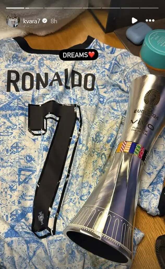 Kvaratskhelia se pohvalio dresom Ronalda (Foto: Instagram)