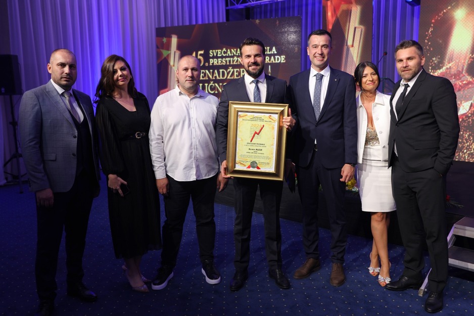 Muzur sa saradnicima na ceremoniji