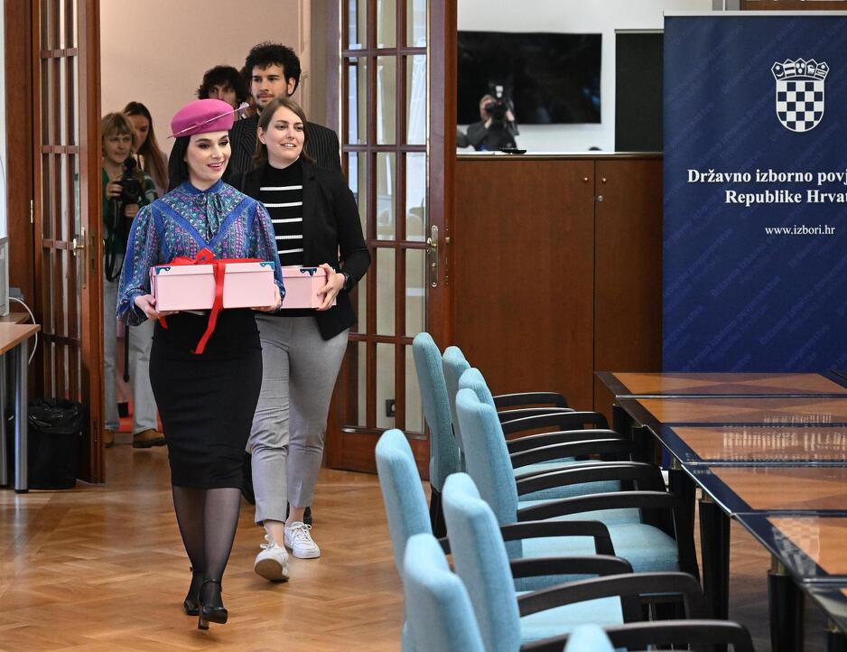 Skočak tokom predaje potpisa za EU izbore (Foto: Davorin Visnjic/Pixsell)