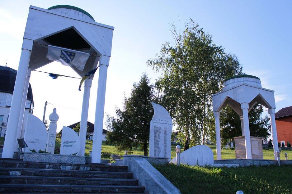 Turbe Adila Bešića (lijevo) i grob Alije Alijagića (krajnje desno)