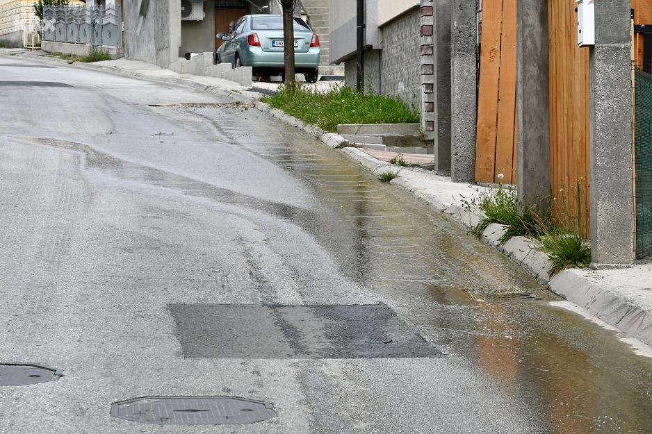 Voda mjesecima curi i u ulici Humska (Foto: V. D./Klix.ba)