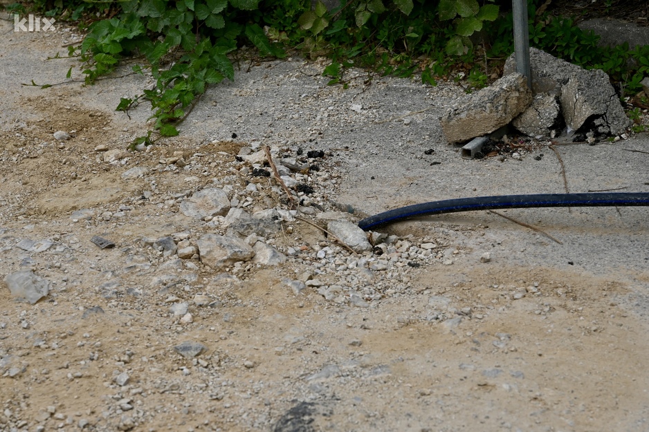 Voda u ulici Ruđera Boškovića curi mjesecima (Foto: V. D./Klix.ba)