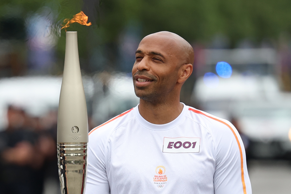 Selektor Francuske Thierry Henry nosi olimpijski plamen (Foto: EPA-EFE)