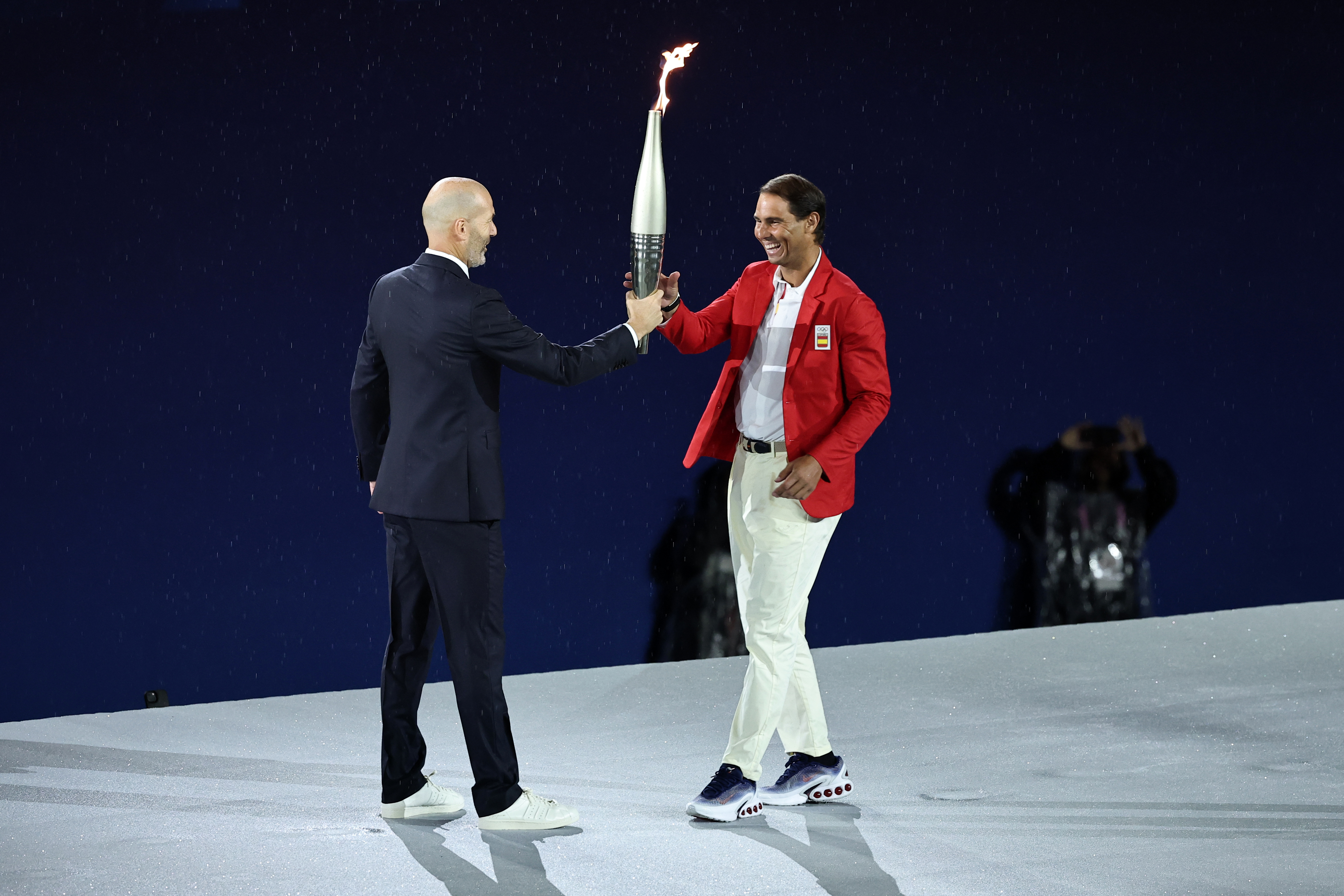 Zinedine Zidane predao olimpijski plamen Rafaelu Nadalu (Foto: EPA-EFE)