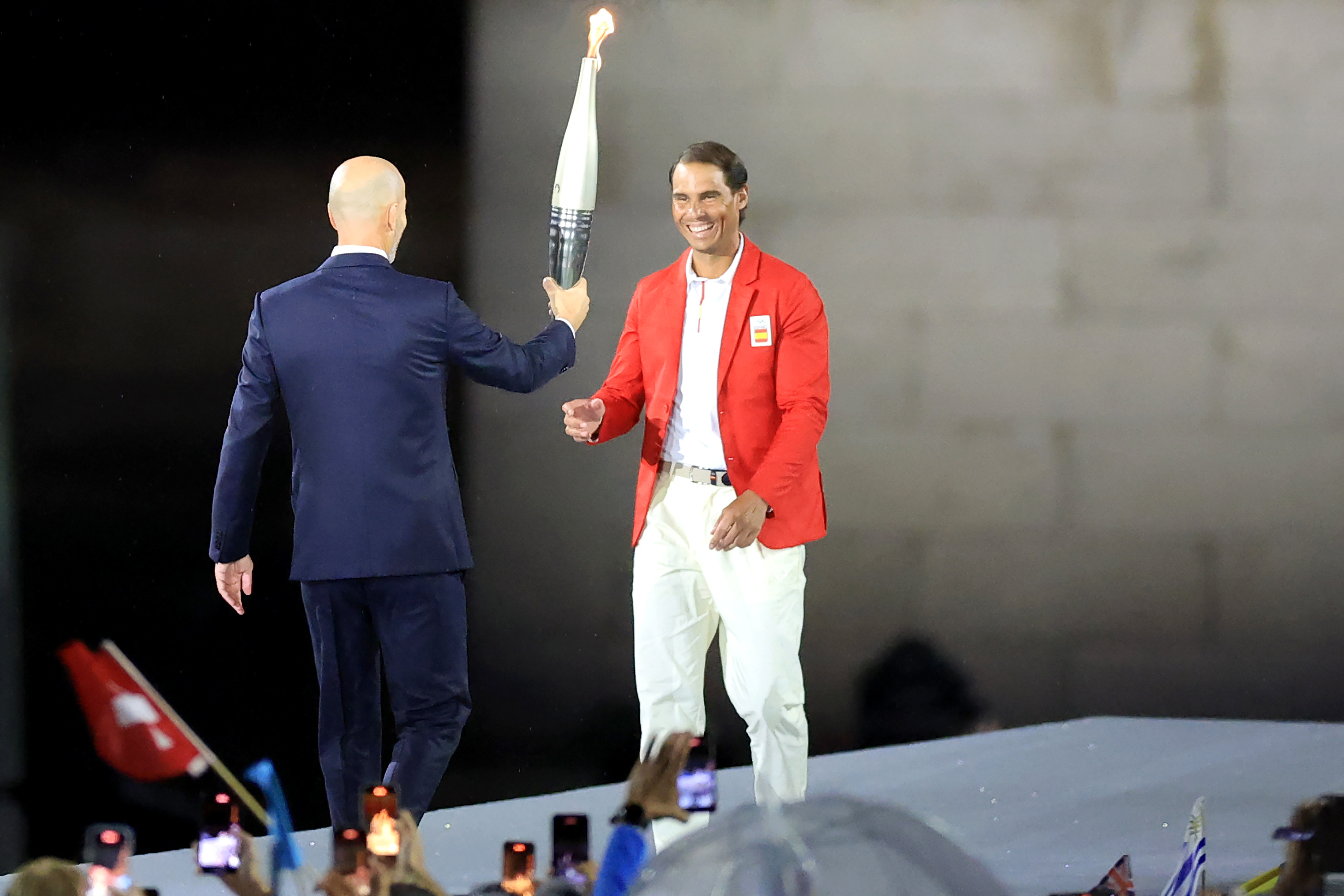 Zinedine Zidane predao olimpijski plamen Rafaelu Nadalu (Foto: EPA-EFE)