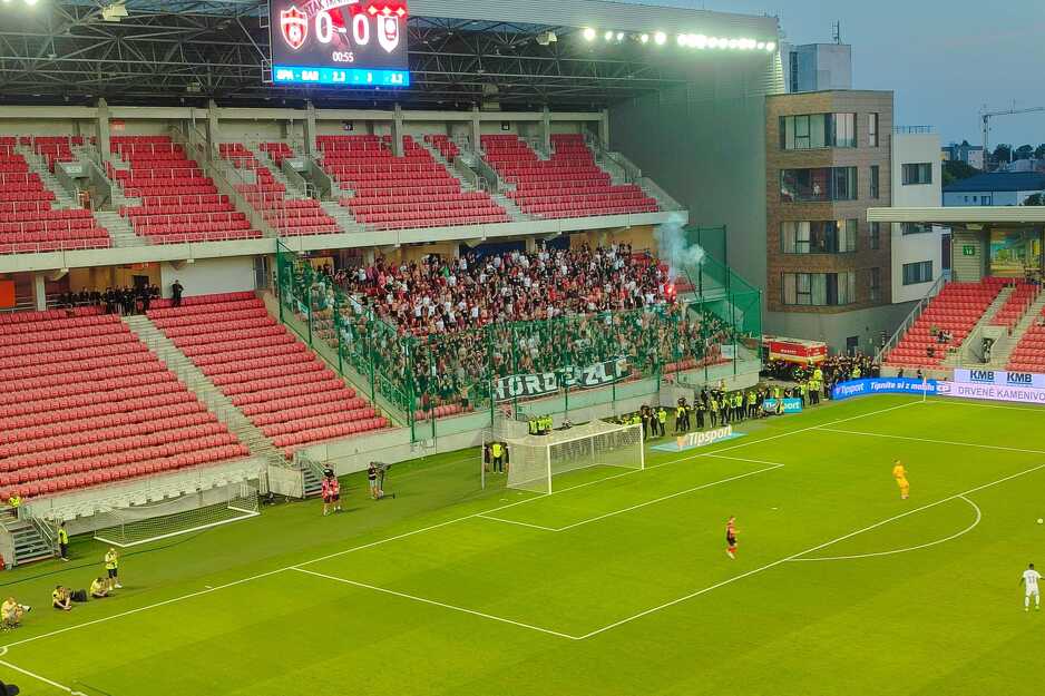 Horde zla deset minuta prije početka utakmice (Foto: Klix.ba)
