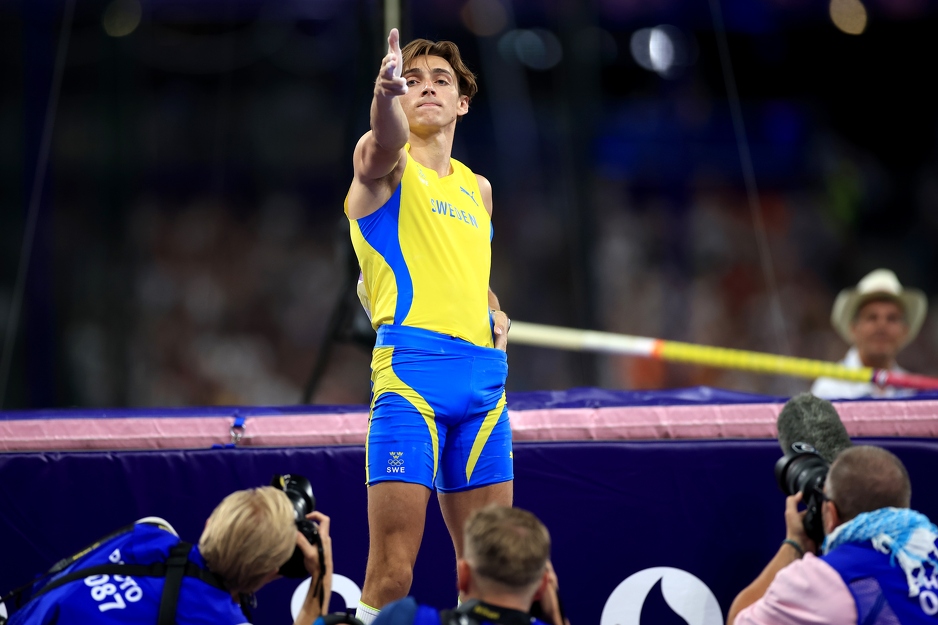 Olimpijski šampion Armand Duplantis slavi imitirajući Dikeca (Foto: EPA-EFE)