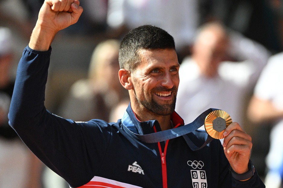 Novak Đoković slavi zlatnu olimpijsku medalju (Foto: EPA-EFE)