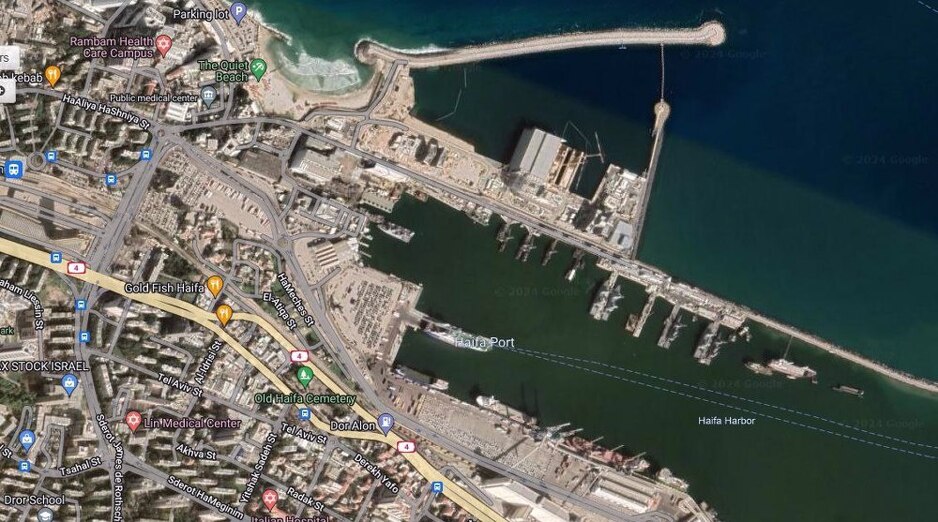 Mornarička baza Haifa (u sredini) s ratnim brodovima usidrenim uz lukobran i mornarička baza za obuku Bahad 600 (gore lijevo)