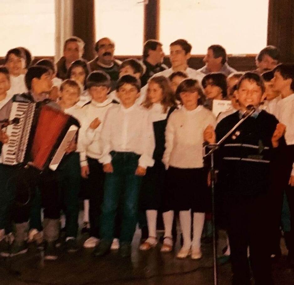 Neno Murić pjeva na školskoj priredbi (Foto: Privatni arhiv)