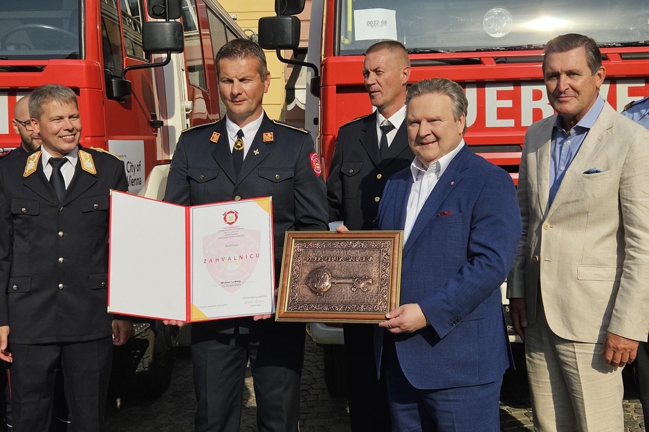 Primopredaja poklonjenih vozila u Beču (Foto: Grad Beč)