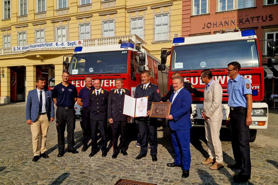 Primopredaja poklonjenih vozila u Beču (Foto: Grad Beč)