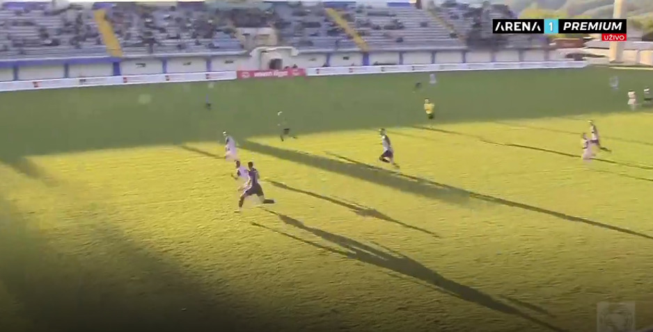 Mandić kao posljednji igrač odbrane ruši Boljevića (Foto: Screenshot)