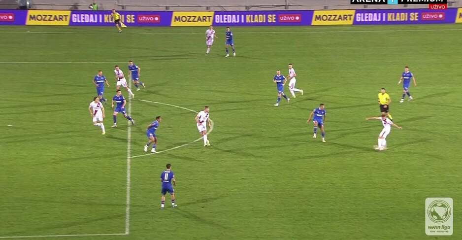 Trenutak kada Ivančić šutira, a Jurilj iz ofsajd pozicije smeta golmanu Širokog Brijega (Foto: Screenshot/Arena Sport)