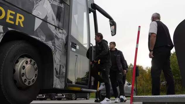 Nogometaši Bodo/Glimta ulaze u autobus (Foto: Twitter)